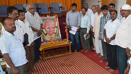 ರಾಷ್ಟ್ರಕವಿ ಜಿ.ಎಸ್್್. ಶಿವರುದ್ರಪ್ಪ ಅವರ ನಿಧನಕ್ಕೆ ಸಾಹಿತಾಸಕ್ತರು ಸೋಮವಾರ ಮಂಡ್ಯದ ಗಾಂಧಿ ಭವನದಲ್ಲಿ ಶ್ರದ್ಧಾಂಜಲಿ ಅರ್ಪಿಸಿದರು.