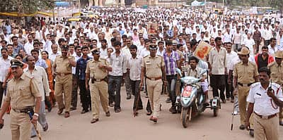 ಆದಿಚುಂಚನಗಿರಿ ಶಾಖಾ ಮಠದ ಮೇಲೆ ಆದಾಯ ತೆರಿಗೆ ಇಲಾಖೆ ಅಧಿಕಾರಿಗಳು ದಾಳಿ ನಡೆಸಿರುವುದನ್ನು ಖಂಡಿಸಿ ಜಿಲ್ಲಾ ಒಕ್ಕಲಿಗರ ಸಂಘದ ನೇತೃತ್ವದಲ್ಲಿ ಮಂಗಳವಾರ ತುಮಕೂರಿನಲ್ಲಿ ಪ್ರತಿಭಟನಾ ಮೆರವಣಿಗೆ ನಡೆಸಲಾಯಿತು.