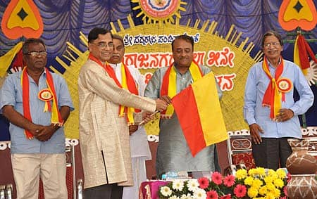 ನಿಕಟಪೂರ್ವ ಸಮ್ಮೇಳನಾಧ್ಯಕ್ಷ ಡಾ.ಸಿ. ನಾಗಣ್ಣ ಸಮ್ಮೇಳನಾಧ್ಯಕ್ಷ ಪ್ರೊ.ಮಲೆಯೂರು ಗುರುಸ್ವಾಮಿ ಅವರಿಗೆ ಕನ್ನಡ ಧ್ವಜವನ್ನು ಹಸ್ತಾಂತರಿಸಿದರು