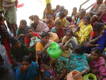 ಕುಡಿಯುವ ನೀರು ಮತ್ತು ಮೂಲಭೂತ ಸೌಲಭ್ಯಗಳನ್ನು ಒದಗಿಸುವಂತೆ ಆಗ್ರಹಿಸಿ ಗೌರಿಬಿದನೂರು ತಾಲ್ಲೂಕಿನ ಅಲಿಪುರ ಗ್ರಾಮದ ದಲಿತರ ಕಾಲೊನಿ ನಿವಾಸಿಗಳು, ಕರ್ನಾಟಕ ಮಾದಿಗ ದಂಡೋರ ಕಾರ್ಯಕರ್ತರು ಸೋಮವಾರ ಗ್ರಾಮ ಪಂಚಾಯಿತಿ ಎದುರು ಪ್ರತಿಭಟನೆ ನಡೆಸಿದರು.