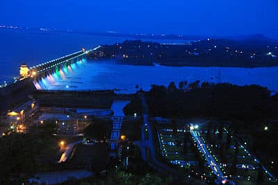 ಹೊಸಪೇಟೆಯ ತುಂಗಭದ್ರಾ ಜಲಾಶಯದ 28 ಕ್ರೆಸ್ಟ್ಗೇಟ್ಗಳ ಮೂಲಕ ಹೊರಬಿಡುತ್ತಿರುವ ಜಲಧಾರೆಗೆ ವಿದ್ಯುತ್ ದೀಪಾಲಂಕಾರ ಮತ್ತಷ್ಟು ಮೆರಗು ನೀಡಿದೆ.