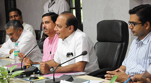 ಹುಬ್ಬಳ್ಳಿಯಲ್ಲಿರುವ ಪಾಲಿಕೆ ಸಭಾಂಗಣದಲ್ಲಿ ನಗರಾಭಿವೃದ್ಧಿ ಸಚಿವ ವಿನಯಕುಮಾರ ಸೊರಕೆ ಮಾತನಾಡಿದರು. ಶಾಸಕ ಅರವಿಂದ ಬೆಲ್ಲದ, ವಿಧಾನಪರಿಷತ್ತು ಸದಸ್ಯ ವೀರಣ್ಣ ಮತ್ತಿಕಟ್ಟಿ, ಸಂಸದ ಪ್ರಹ್ಲಾದ ಜೋಶಿ, ಜಿಲ್ಲಾಧಿಕಾರಿ ಸಮೀರ್ ಶುಕ್ಲಾ ಇದ್ದರು.