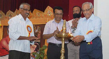 ಧರ್ಮಸ್ಥಳ ರತ್ನಮ್ಮ ಹೆಗ್ಗಡೆ ಅವರ ಸ್ಮರಣಾರ್ಥವಾಗಿ ಕುತ್ಪಾಡಿಯ ಧರ್ಮಸ್ಥಳ ಮಂಜುನಾಥೇಶ್ವರ ಆಯುರ್ವೇದ ಕಾಲೇಜು ಮತ್ತು ಆಸ್ಪತ್ರೆಯ ಶರೀರ ರಚನಾ ವಿಭಾಗದ ವತಿಯಿಂದ ಭಾವಪ್ರಕಾಶ ಸಭಾಂಗಣದಲ್ಲಿ ನಡೆದ ಸುಭೋಧ -2014 ಕಾರ್ಯಾಗಾರವನ್ನು ಪ್ರೊ.ಎಸ್. ಪ್ರಭಾಕರ್ ಸೋಮವಾರ ಉದ್ಘಾಟಿಸಿದರು