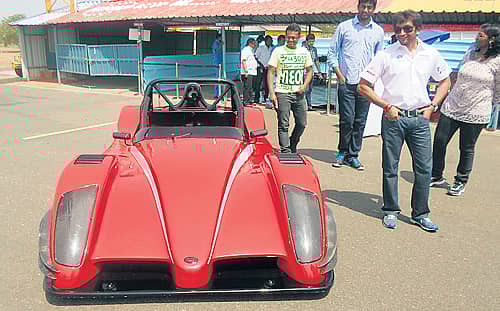 ಕೊಯಮತ್ತೂರಿನ ಕಾರಿ ಮೋಟಾರ್ ಸ್ಪೀಡ್ ವೇ ಟ್ರ್ಯಾಕ್’ನಲ್ಲಿ ಕಾರ್ತಿಕೇಯನ್