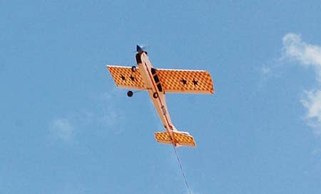 ಗದುಗಿನ ವಿದ್ಯಾದಾನ ಸಮಿತಿ ಮೈದಾನದಲ್ಲಿ ಮಂಗಳವಾರ ಮಿನಿ ಮಾದರಿ ವಿಮಾನಗಳ ಹಾರಾಟದ ಪ್ರಾತ್ಯಕ್ಷಿಕೆ ನಡೆಯಿತು.