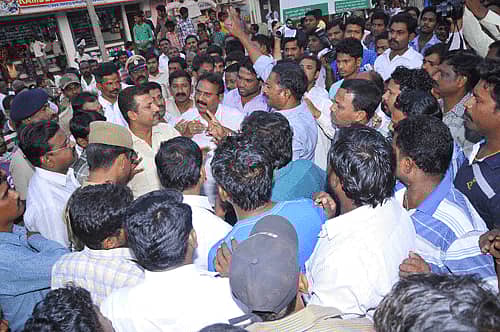 ಪ್ರತಿಭಟನೆ ನಡೆಸುತ್ತಿದ್ದ ವೇಳೆ ವಾಲ್ಮೀಕಿ ನಾಯಕ ಸಮಾಜದ ಮುಖಂಡರು ತಹಶೀಲ್ದಾರ್ ರಮೇಶ ಕೋನರಡ್ಡಿ ಅವರೊಂದಿಗೆ ವಾಗ್ವಾದ ನಡೆಸಿದರು.