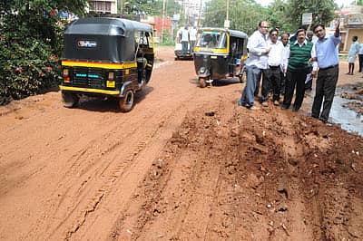 ಹುಬ್ಬಳ್ಳಿಯ ಆನಂದನಗರ-ಆರ್.ಎನ್. ಶೆಟ್ಟಿ ರಸ್ತೆ ವೃತ್ತದಲ್ಲಿ ನಡೆದಿರುವ ಒಳಚರಂಡಿ ಮತ್ತು ರಸ್ತೆ ಕಾಮಗಾರಿಯನ್ನು ಜಿಲ್ಲಾಧಿಕಾರಿ ಸಮೀರ್ ಶುಕ್ಲಾ ಗುರುವಾರ ಪರಿಶೀಲಿಸಿದರು