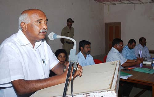 ಮಡಿಕೇರಿಯಲ್ಲಿ ಸೋಮವಾರ ನಡೆದ ಅಖಿಲ ಭಾರತ 80ನೇ ಕನ್ನಡ ಸಾಹಿತ್ಯ ಸಮ್ಮೇಳನದ ಉಪ ಸಮಿತಿಗಳ ಪ್ರಮುಖರ ಸಭೆಯಲ್ಲಿ ಸಂಸದ ಎಚ್. ವಿಶ್ವನಾಥ್ ಅವರು ಮಾತನಾಡಿದರು. ಕಸಾಪ ಜಿಲ್ಲಾಧ್ಯಕ್ಷ ಟಿ.ಪಿ. ರಮೇಶ್, ಜಿಲ್ಲಾ ಪಂಚಾಯಿತಿ ಉಪಾಧ್ಯಕ್ಷೆ ಬಿದ್ದಂಡ ಉಷಾದೇವಮ್ಮ, ಜಿಲ್ಲಾಧಿಕಾರಿ ಅನುರಾಗ್ ತಿವಾರಿ, ನಗರಸಭೆ ಆಯುಕ್ತ ಶಶಿಕುಮಾರ್, ಹೆಚ್ಚುವರಿ ಜಿಲ್ಲಾಧಿಕಾರಿ ಪ್ರಸನ್ನ ಇದ್ದಾರೆ.