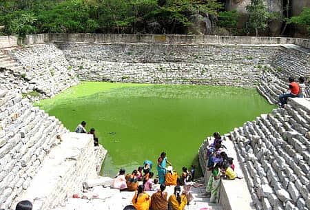 ಮೊಳಕಾಲ್ಮುರು ತಾಲ್ಲೂಕಿನ ಐತಿಹಾಸಿಕ ನುಂಕಿಮಲೆ ಸಿದ್ದೇಶ್ವರ ಸ್ವಾಮಿ ಬೆಟ್ಟದಲ್ಲಿರುವ ಐತಿಹಾಸಿಕ ಹೊಂಡ