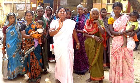 ಸರ್ಕಾರದ ಮಾಸಾಶನ ಆದೇಶ ಪ್ರತಿ ವಿತರಿಸಲು ಗ್ರಾಮಲೆಕ್ಕಾಧಿಕಾರಿ ವಿಳಂಬ ಮಾಡುತ್ತಿದ್ದಾರೆಂದು ಗಂಗಾವತಿಯಲ್ಲಿ ಬುಧವಾರ ಚಿಕ್ಕಬೆಣಕಲ್‌ ಗ್ರಾಮದ ಮಹಿಳೆಯರು ಪ್ರತಿಭಟನೆ ನಡೆಸಿದರು