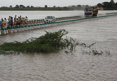 ಶಹಾಪುರ ತಾಲ್ಲೂಕಿನ ಕೊಳ್ಳೂರ(ಎಂ)-ದೇವದುರ್ಗ ರಾಜ್ಯ ಹೆದ್ದಾರಿಗೆ ಅಡ್ಡಲಾಗಿ ಕೃಷ್ಣಾ ನದಿಗೆ ನಿರ್ಮಿಸಿರುವ ಸೇತುವೆ ಮೇಲೆ ಶುಕ್ರವಾರ ನೀರು ಹರಿದು ಬಂದು ಸಂಚಾರ ಸ್ಥಗಿತಗೊಂಡಿದೆ