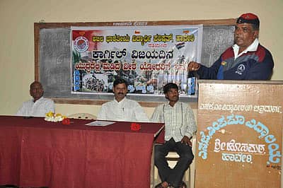 ಹಾವೇರಿಯ ಹೊಸಮಠ ಕಾಲೇಜಿನಲ್ಲಿ ಶನಿವಾರ ನಡೆದ ಕಾರ್ಗಿಲ್ ವಿಜಯೋತ್ಸವ ಕಾರ್ಯಕ್ರಮದಲ್ಲಿ ಕಾರ್ಗಿಲ್ ಯೋಧ ಮಹಮ್ಮದ್ ಖವಾಸ್ ಮಾತನಾಡಿದರು. ಎಬಿವಿಪಿ ನಗರ ಸಂಘಟನಾ ಕಾರ್ಯದರ್ಶಿ ಸಿದ್ದು ಮದರಖಂಡಿ, ಉಪಪ್ರಾಚಾರ್ಯ ಎಂ.ಆರ್.ಚವ್ಹಾಣ ಮತ್ತಿತರರು ಚಿತ್ರದಲ್ಲಿದ್ದಾರೆ.