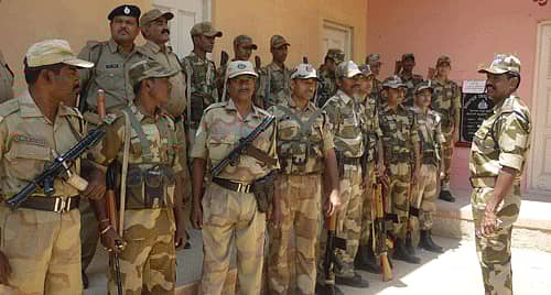 ಚುನಾವಣಾ ಕರ್ತವ್ಯಕ್ಕೆ ನಿಯೋಜಿತರಾಗಿರುವ ಕೇಂದ್ರ ಕೈಗಾರಿಕಾ ರಕ್ಷಣಾ ಪಡೆ (ಸಿಐಎಸ್ಎಫ್) ಸಿಬ್ಬಂದಿ ಕೋಲಾರದ ಗಲ್ಪೇಟೆ ಠಾಣೆಯಲ್ಲಿ ಬುಧವಾರ ಕರ್ತವ್ಯಕ್ಕೆ ವರದಿ ಮಾಡಿಕೊಂಡರು.