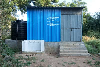 ಕವಿತಾಳ ಸಮೀಪದ ಹರ್ವಾಪುರದ ಶುದ್ಧ ಕುಡಿಯುವ ನೀರಿನ ಘಟಕ ಸ್ಥಗಿತಗೊಂಡಿರುವುದು.