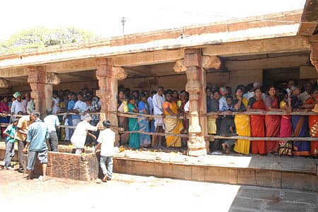 ಚಿಕ್ಕಬಳ್ಳಾಪುರ ತಾಲ್ಲೂಕಿನ ನಂದಿಯ ಭೋಗನಂದೀಶ್ವರಸ್ವಾಮಿ ದೇವಾಲಯದಲ್ಲಿ ಶುಕ್ರವಾರ ದೇವರ ದರ್ಶನಕ್ಕಾಗಿ ಸಾಲುಗಟ್ಟಿ ನಿಂತಿದ್ದ ಭಕ್ತರು