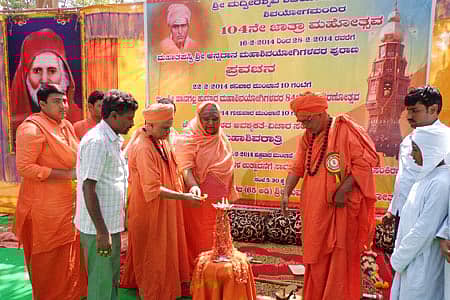 ಬಾದಾಮಿ ಸಮೀಪದ ಶಿವಯೋಗಮಂದಿರದಲ್ಲಿ ವಿಚಾರ ಸಂಕಿರಣ ಸಮಾರಂಭವನ್ನು ಕೋಡಿಹಳ್ಳಿ ಶಿವಾನಂದ ಶಿವಯೋಗೀಂದ್ರ ಶ್ರೀಗಳು ಉದ್ಘಾಟಿಸಿದರು. ನೀಲಕಂಠ ಶ್ರೀಗಳು, ಸಂಗನಬಸವ ಶ್ರೀಗಳು ಚಿತ್ರದಲ್ಲಿ ಇದ್ದಾರೆ.