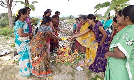 ಚಿಕ್ಕನಾಯಕನಹಳ್ಳಿಯ ರುದ್ರನಗುಡಿಯಲ್ಲಿ ಹಿಂದಿನ ವರ್ಷದ ಗೌರಿ ಹಬ್ಬದಲ್ಲಿ ಪ್ರತಿಷ್ಠಾಪಿಸಿದ್ದ ದೇಶದ ಗೌರಮ್ಮ ಮೂರ್ತಿ.