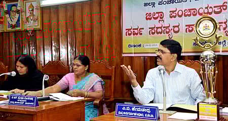 ದಾವಣಗೆರೆಯ ಜಿಲ್ಲಾ ಪಂಚಾಯ್ತಿ ಸಭಾಂಗಣದಲ್ಲಿ ಶುಕ್ರವಾರ ನಡೆದ ಜಿಲ್ಲಾ ಪಂಚಾಯ್ತಿ ಸಾಮಾನ್ಯ ಸಭೆಯಲ್ಲಿ ಜಿ.ಪಂ. ಸಿಇಒ ಎ.ಬಿ.ಹೇಮಚಂದ್ರ ಮಾತನಾಡಿದರು. (ಎಡದಿಂದ) ಉಪಾಧ್ಯಕ್ಷೆ ಸರ್ವತ ಫಾತಿಮಾ, ಅಧ್ಯಕ್ಷೆ ಪ್ರೇಮಾ ಲೋಕೇಶಪ್ಪ ಇದ್ದಾರೆ.