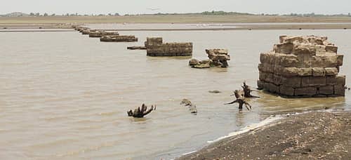 ಆಲಮಟ್ಟಿಯಿಂದ ಯಾದಗಿರಿ ರೈಲು ಮಾರ್ಗ ನಿರ್ಮಾಣಕ್ಕೆ ಬ್ರಿಟಿಷರ ಆಡಳಿತದಲ್ಲಿ 18 ಕಿ.ಮೀವರೆಗೆ ರೈಲ್ವೆ ಹಳಿ ಹಾಕಲಾಗಿತ್ತು. ಅದೇ ಮಾರ್ಗದಲ್ಲಿ ಬರುವ ಆಲಮಟ್ಟಿ ಬಳಿಯ ಜಾಲಾಪುರ ಹಳ್ಳಕ್ಕೆ ಅಡ್ಡಲಾಗಿ ನಿರ್ಮಿಸಲಾಗಿದ್ದ ಸೇತುವೆಯ ದೃಶ್ಯ.