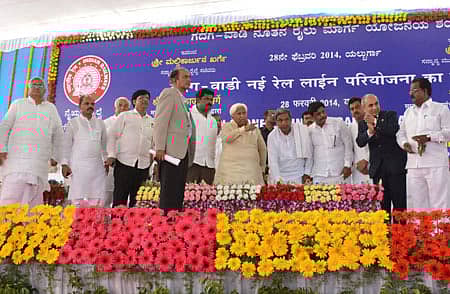 ಕೊಪ್ಪಳ ಜಿಲ್ಲೆ ಯಲಬುರ್ಗಾದಲ್ಲಿ ಶುಕ್ರವಾರ ಗದಗ–ವಾಡಿ ರೈಲು ಮಾರ್ಗದ ಕಾಮಗಾರಿಗೆ ಮುಖ್ಯಮಂತ್ರಿ ಸಿದ್ದರಾಮಯ್ಯ ಶಂಕುಸ್ಥಾಪನೆ ನೆರವೇರಿಸಿದರು. ಶಾಸಕ ಬಸವರಾಜ ರಾಯರಡ್ಡಿ, ನೈಋತ್ಯ ರೈಲ್ವೆ ಪ್ರಧಾನ ವ್ಯವಸ್ಥಾಪಕ ಪಿ.ಕೆ.ಸಕ್ಸೇನಾ, ಸಚಿವರಾದ ಶಿವರಾಜ ತಂಗಡಗಿ, ಎಚ್.ಕೆ. ಪಾಟೀಲ್, ಎಚ್.ಸಿ.ಮಹಾದೇವಪ್ಪ, ಎಂ.ಬಿ.ಪಾಟೀಲ್, ರೈಲ್ವೆ ಮಂಡಳಿ ಅಧ್ಯಕ್ಷ ಅರವಿಂದರ್ ಕುಮಾರ್, ಜಿಲ್ಲಾ ಪಂಚಾಯಿತಿ ಅಧ್ಯಕ್ಷ ಟಿ.ಜನಾರ್ದನ ಹುಲಿಗಿ ಇದ್ದರು