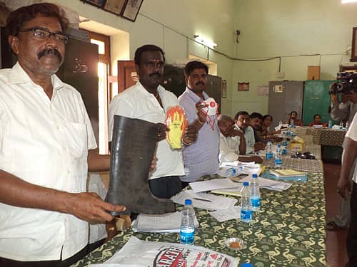 ತಿಪಟೂರು ನಗರಸಭೆಯಲ್ಲಿ ಸಾಮಗ್ರಿ ಖರೀದಿ ಅವ್ಯವಹಾರ ನಡೆದಿದೆ ಎಂದು ಆರೋಪಿಸಿದ ಸದಸ್ಯರು ಸಾಮಾನ್ಯ ಸಭೆಯಲ್ಲಿ ಪೌರಕಾರ್ಮಿಕರ ಪರಿಕರ ಪ್ರದರ್ಶಿಸಿ ನೈಜ ಬೆಲೆ ಬಹಿರಂಗಪಡಿಸಿದರು.