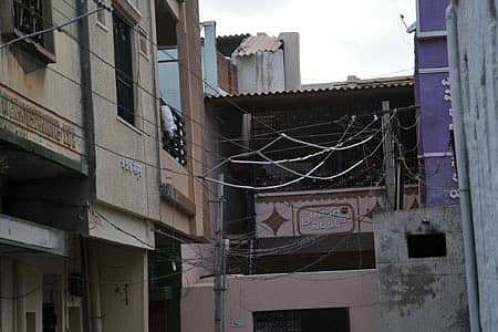 ಮಹಡಿ ಮನೆಗಳಲ್ಲಿರುವವರ ಕೈಗೇ ಎಟುಕುವಂತಿರುವ ವಿದ್ಯುತ್ ತಂತಿಗಳು.