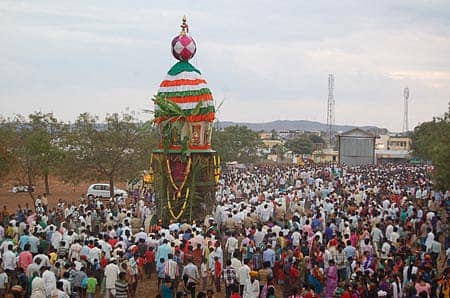 ಗದುಗಿನಲ್ಲಿ ಶುಕ್ರವಾರ ಅಪಾರ ಭಕ್ತರ ಸಮ್ಮುಖದಲ್ಲಿ ಶಿವಾನಂದ ಸ್ವಾಮಿಗಳ ರಥೋತ್ಸವ ನಡೆಯಿತು.