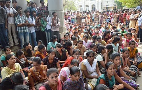 ಮಂಡ್ಯದ ಪಿಇಎಸ್್ ಕಾಲೇಜಿನ ವಿದ್ಯಾರ್ಥಿಗಳು ಶುಲ್ಕ ಹೆಚ್ಚಳ ಖಂಡಿಸಿ ಶುಕ್ರವಾರ ಜಿಲ್ಲಾಧಿಕಾರಿ ಕಚೇರಿ ಮುಂದೆ ಪ್ರತಿಭಟನೆ ಮಾಡಿದರು.