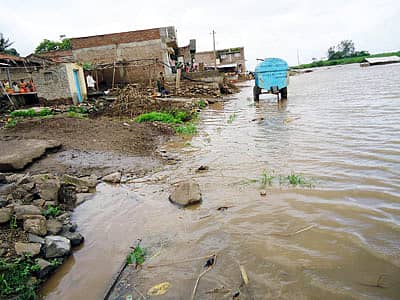 ಕೃಷ್ಣಾ ನದಿಯ ಪ್ರವಾಹದಿಂದಾಗಿ ಸೋಮವಾರ ರಾಯಬಾಗ ತಾಲ್ಲೂಕಿನ ಬಾವಾನಸೌಂದತ್ತಿ ಗ್ರಾಮದ ಮನೆಗಳು ಜಲಾವೃತವಾಗಿರುವುದು.