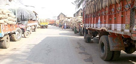 ಬ್ಯಾಡಗಿ ಪಟ್ಟಣದ ಎಪಿಎಂಸಿ ಪ್ರಾಂಗಣದಲ್ಲಿರುವ ಸರ್ಕಾರದ ಗೋವಿನಜೋಳ ಖರೀದಿ ಕೇಂದ್ರದಲ್ಲಿ ಸಾಲಾಗಿ ನಿಂತಿರುವ ಟ್ರ್ಯಾಕ್ಟರ್‌ ಹಾಗೂ ವಾಹನಗಳು.