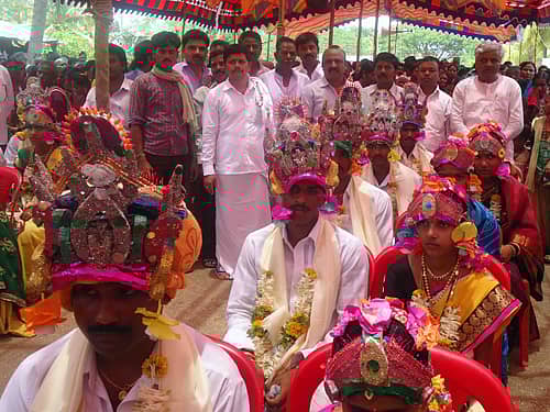 ಅಕ್ಕಿಆಲೂರ ಬಳಿಯ ಹೊಂಕಣದಲ್ಲಿ ನಡೆದ ಸರ್ವಧರ್ಮ ಸಾಮೂಹಿಕ ವಿವಾಹದಲ್ಲಿ 12 ಜೋಡಿ ಗೃಹಸ್ಥಾಶ್ರಮಕ್ಕೆ ಕಾಲಿಟ್ಟರು. ಬಸವರಾಜ್ ಹಾದಿಮನಿ, ಉಮೇಶ ತಳವಾರ, ಸುಭಾಷ್ ಗಡ್ಡದವರ ಚಿತ್ರದಲ್ಲಿದ್ದಾರೆ.