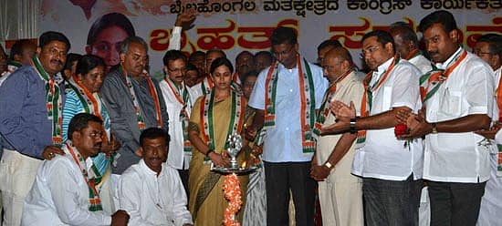 ಬೈಲಹೊಂಗಲ ಮತಕ್ಷೇತ್ರದ ಕಾಂಗ್ರೆಸ್‌ ಕಾರ್ಯಕರ್ತರ ಸಮಾವೇಶವನ್ನು ಜಿಲ್ಲಾ ಉಸ್ತುವಾರಿ ಸಚಿವ ಸತೀಶ್‌ ಜಾರಕಿಹೊಳಿ ಭಾನುವಾರ ಉದ್ಘಾಟಿಸಿದರು. ಲಕ್ಷ್ಮಿಹೆಬ್ಬಾಳಕರ, ಮಹಾಂತೇಶ ಕೌಜಲಗಿ, ರಾಜಶೇಖರ ಮೂಗಿ ಹಾಗೂ ಇತರರು ಚಿತ್ರದಲ್ಲಿದ್ದಾರೆ.