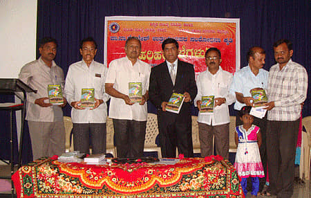 ಹರಿಹರದ ಎಸ್ ಜೆವಿಪಿ ಸ್ವಾಯತ್ತ ಕಾಲೇಜಿನ ಸಭಾಂಗಣದಲ್ಲಿ ಭಾನುವಾರ ನಡೆದ ಡಾ.ನಾ.ಕೊಟ್ರೇಶ್ ಉತ್ತಂಗಿ ವಿರಚಿತ ‘ಹರಿಹರದೆಳೆಗಳು’ ಎಂಬ ಸಂಶೋಧನಾ ಕೃತಿಯನ್ನು ವಿಶ್ರಾಂತ ಉಪನ್ಯಾಸಕ ಮತ್ತು ಸಾಹಿತಿ ಎಸ್.ವಿದ್ಯಾಶಂಕರ್ ಬಿಡುಗಡೆ ಮಾಡಿದರು.