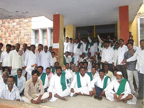 ಕಬ್ಬಿನ ಬಾಕಿ ಹಣ ಪಾವತಿಸುವಂತೆ ಆಗ್ರಹಿಸಿ ಮುಧೋಳ ತಹಶೀಲ್ದಾರ್ ಕಚೇರಿ ಮುಂದೆ ದಿಢೀರ್ ಪ್ರತಿಭಟನೆ ನಡೆಸಿದರು.