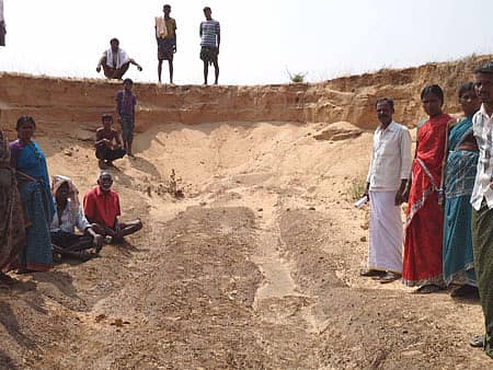 ಪಾವಗಡ ತಾಲ್ಲೂಕು ಬಿ.ಕೆ.ಹಳ್ಳಿ– ಕುರಾಕಲಪಲ್ಲಿ ರಾಜನ ಗುಡಿ ಜಮೀನಿನ ಬಳಿ ದಾಸ್ತಾನು ಮಾಡಿರುವ ಮರಳು.