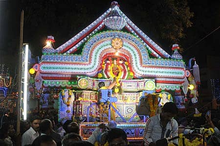 ಬಳ್ಳಾರಿ ತಾಲ್ಲೂಕಿನ ಚೇಳ್ಳಗುರ್ಕಿ ಗ್ರಾಮದ ಎರ್ರಿತಾತ ಮಠದಲ್ಲಿ ಸೋಮವಾರ ಸಂಜೆ ಮುತ್ತಿನ ಪಲ್ಲಕ್ಕಿ ಉತ್ಸವ ಶ್ರದ್ಧಾಭಕ್ತಿಯಿಂದ ನೆರವೇರಿತು.