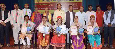 ಸುಭಾಷ್ ಭರಣಿ ಸಾಂಸ್ಕೃತಿಕ ವೇದಿಕೆ ಬಳ್ಳಾರಿಯಲ್ಲಿ ಶನಿವಾರ ಹಮ್ಮಿಕೊಂಡಿದ್ದ ಕಾರ್ಯಕ್ರಮದಲ್ಲಿ ಭರಣಿಶ್ರೀ ಪ್ರಶಸ್ತಿಯನ್ನು ಬಾಲಪ್ರತಿಭೆಗಳಾದ ಚಿನ್ಮಯ್, ಸೌಮ್ಯಾ ಹಿರೇಮಠ, ರಂಜಿತಾ, ಕೀರ್ತಿಕಾ, ಮೌನಿಕಾ ಅವರಿಗೆ ನೀಡಿ ಪ್ರೋತ್ಸಾಹಿಸಲಾಯಿತು. ಡಾ.ಸಿ.ವೀರಣ್ಣ, ಡಾ.ಎಚ್.ಟಿ.ಪೋತೆ, ಪ್ರೊ.ಅರವಿಂದ ಮೂಲಿಮನಿ, ಸಿ.ಮಂಜುನಾಥ ಮತ್ತಿತರರು ಚಿತ್ರದಲ್ಲಿದ್ದಾರೆ.