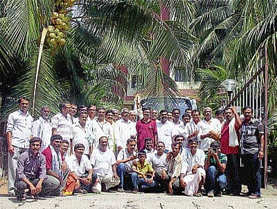 ಕೇರಳ ರಾಜ್ಯದ ಕ್ಯಾಲಿಕಟ್ ಬಳಿಯ ಪೆರಂಬ್ರಾ ಗ್ರಾಮದಲ್ಲಿರುವ ಸುಭಿಕ್ಷಾ ತೆಂಗು ಉತ್ಪನ್ನಗಳ ಮೌಲ್ಯವರ್ಧನೆ ಸಂಸ್ಥೆಗೆ ಭೇಟಿ ನೀಡಿದ್ದ ಚಿಕ್ಕನಾಯಕನಹಳ್ಳಿ ತಾಲ್ಲೂಕು ತೆಂಗು ಬೆಳೆಗಾರರು.