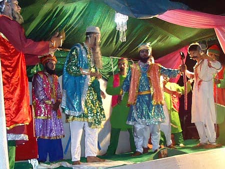 ಖಾನಾಪುರದಲ್ಲಿ ಗುರುವಾರ ರಾತ್ರಿ ಶಿವಜಯಂತಿಯ ಪ್ರಯುಕ್ತ ಏರ್ಪಡಿಸಿದ್ದ ಮೆರವಣಿಗೆಯಲ್ಲಿ ಔರಂಗಜೇಬ್ ಹಾಗೂ ಸಂಭಾಜಿ ನಡುವೆ ನಡೆಯುವ ಸಂಭಾಷಣೆಯ ರೂಪಕ ಪ್ರದರ್ಶಿಸಲಾಯಿತು.