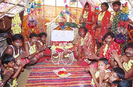 ಕಂಪ್ಲಿ ಶಿಕಾರಿ ಕಾಲೊನಿಯ ಹಕ್ಕಿ ಪಿಕ್ಕಿ ಬುಡಕಟ್ಟು ಜನಾಂಗದ ಇಕೋತಿಯಾ ಬೆಡಗಿನ ಪೂಜಾರಿಗಳು ಶುಕ್ರವಾರ ಇಕೋತ್ ದೇವಿಗೆ, ಮೃತ ಹಿರಿಯರಿಗೆ ಮತ್ತು ವಿಶೇಷವಾಗಿ ಶಿವನಿಗೆ ಮಾಂಸಾಹಾರ, ಮದ್ಯ ನೈವೇದ್ಯ ಮಾಡಿದರು.(ನೈವೇದ್ಯ ಮಾಡುವ ಮದ್ಯದ ಬಾಟಲ್ ಗುರುತು ಮಾಡಲಾಗಿದೆ)