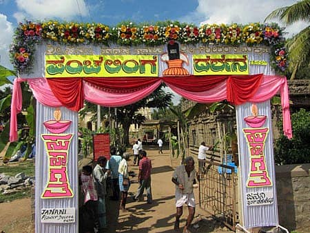 ಯಳಂದೂರು ಪಟ್ಟಣದಲ್ಲಿರುವ ಐತಿಹಾಸಿಕ ಗೌರೇಶ್ವರ ದೇಗುಲದ ಹಿಂಬದಿಯಲ್ಲಿರುವ ಪಂಚಲಿಂಗಗಳಿಗೆ ಸೋಮವಾರ ದರ್ಶನದ ನಿಮಿತ್ತ ವಿಶೇಷ ಅಲಂಕಾರ ಮಾಡಲಾಗಿತ್ತು.