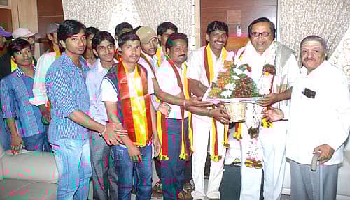 ಬೆಳಗಾವಿಗೆ ಭಾನುವಾರ ಭೇಟಿ ನೀಡಿದ ಕನ್ನಡ ಅಭಿವೃದ್ಧಿ ಪ್ರಾಧಿಕಾರದ ಅಧ್ಯಕ್ಷ `ಮುಖ್ಯಮಂತಿ'್ರ ಚಂದ್ರು ಅವರನ್ನು ಕರ್ನಾಟಕ ಯುವ ವೇದಿಕೆಯ ಕಾರ್ಯಕರ್ತರು ಸತ್ಕರಿಸಿದರು. ಬಸವರಾಜ ಇಟಗಿ, ಯೂನುಸ್ ಹಿರೇಕೋಡಿ, ಅನಂತ ಬ್ಯಾಕೋಡ, ಸಿದ್ಧನಗೌಡ ಪಾಟೀಲ ಚಿತ್ರದಲ್ಲಿದ್ದಾರೆ.