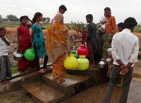 ಕೆಂಭಾವಿ ಸಮೀಪದ ಕರಡಕಲ್ ಗ್ರಾಮದಲ್ಲಿ ಆರ್ಸೆನಿಕ್ ರಾಸಾಯನಿಕ ವಸ್ತು ಹೆಚ್ಚಾಗಿರುವ ಕೊಳವೆಬಾವಿಗೆ ಜಿಲ್ಲಾಡಳಿತ ಕೆಂಪುಬಣ್ಣ ಬಡೆದಿದ್ದು, ಜನರು ಅದೇ ನೀರನ್ನು ಬಳಸುತ್ತಿರುವುದು