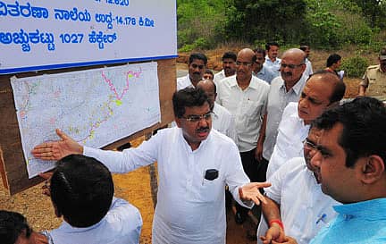 ಉಡುಪಿಯ ಸಾಯಿಬರಕಟ್ಟೆ ಸಮೀಪ ನಡೆಯುತ್ತಿರುವ ವಾರಾಹಿ ನೀರಾವರಿ ಕಾಮಗಾರಿ ಪ್ರದೇಶಕ್ಕೆ ಶುಕ್ರವಾರ ಭೇಟಿ ನೀಡಿದ ಜಲಸಂಪನ್ಮೂಲ ಸಚಿವ ಎಂ.ಬಿ. ಪಾಟೀಲ್ ಅವರು ಪರಿಶೀಲನೆ ನಡೆಸಿದರು. ಸಚಿವ ವಿನಯ ಕುಮಾರ್ ಸೊರಕೆ, ಶಾಸಕ ಪ್ರಮೋದ್ ಮಧ್ವರಾಜ್ ಮತ್ತಿತರರು ಇದ್ದಾರೆ. ಪ್ರಜಾವಾಣಿ ಚಿತ್ರ