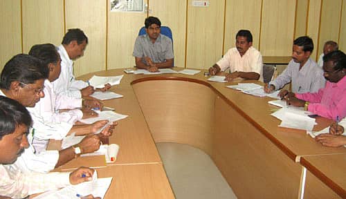 `ಸ್ವೀಪ್' ಕಾರ್ಯಕ್ರಮದಡಿ ಜಿಲ್ಲೆಯಲ್ಲಿ ಜಾಗೃತಿ ಅಭಿಯಾನ ಹಮ್ಮಿಕೊಳ್ಳುವ ಕುರಿತು ಚರ್ಚಿಸಲು ಶನಿವಾರ ಹಮ್ಮಿಕೊಂಡಿದ್ದ ಕಾರ್ಯಕ್ರಮದ ಜಿಲ್ಲಾ ಮಟ್ಟದ ಸಮಿತಿ ಅಧ್ಯಕ್ಷ ಡಿ.ಕೆ.ರವಿ ಮಾತನಾಡಿದರು. ಹೆಚ್ಚುವರಿ ಜಿಲ್ಲಾಧಿಕಾರಿ ಗೋವಿಂದ ರೆಡ್ಡಿ, ಜಿಲ್ಲಾ ನೋಡಲ್ ಅಧಿಕಾರಿಯಾಗಿರುವ  ಜಿಲ್ಲಾ ವಾರ್ತಾಧಿಕಾರಿ ತುಕಾರಾಂರಾವ್ ಬಿ.ವಿ. ಚಿತ್ರದಲ್ಲಿದ್ದಾರೆ