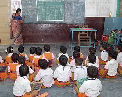 ಗದುಗಿನ ಬಡಾವಣೆಯೊಂದರಲ್ಲಿರುವ ಪೂರ್ವ ಪ್ರಾಥಮಿಕ ಶಾಲೆಯಲ್ಲಿ ಪಾಠ ಮಾಡುತ್ತಿರುವ ಶಿಕ್ಷಕಿ.