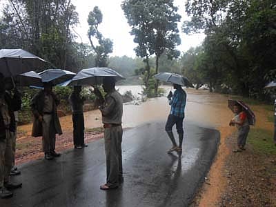 ಕೊಪ್ಪ ತಾಲ್ಲೂಕಿನ ಕಾರಂಗಿ ಸಮೀಪ ಬುಧವಾರ ತುಂಗಾನದಿ ಪ್ರವಾಹದಿಂದ ರಸ್ತೆ ಮುಳುಗಡೆಯಾಗಿ ಸಂಚಾರ ಸ್ಥಗಿತಗೊಂಡಿತು.