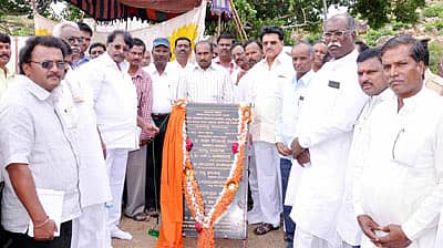 ಸುರಪುರ ಹುನಗುಂದ ರಾಜ್ಯ ಹೆದ್ದಾರಿ ಕಾಮಗಾರಿಗೆ ಶಾಸಕ ರಾಜಾ ವೆಂಕಟಪ್ಪನಾಯಕ ಬುಧವಾರ ಶಂಕುಸ್ಥಾಪನೆ ನೆರವೇರಿಸಿದರು. ಶಿವಣ್ಣ ಮಂಗಿಹಾಳ, ವಿಠಲ ಯಾದವ, ಸೂಲಪ್ಪ ಕಮತಗಿ ಇದ್ದರು