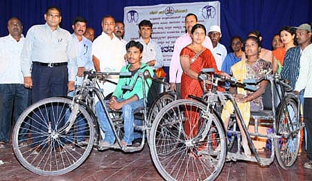 ಬಳ್ಳಾರಿಯಲ್ಲಿ ಮಂಗಳವಾರ ನಡೆದ ವಿಶ್ವ ಅಂಗವಿಕಲರ ದಿನಾಚರಣೆ ಕಾರ್ಯಕ್ರಮದಲ್ಲಿ ಜಿ.ಪಂ. ಅಧ್ಯಕ್ಷೆ ಶೋಭಾ ಬೆಂಡಿಗೇರಿ ಅವರು ಅಂಗವಿಕಲರಿಗೆ ಉಚಿತ ತ್ರಿಚಕ್ರ ವಾಹನ ವಿತರಿಸಿದರು.