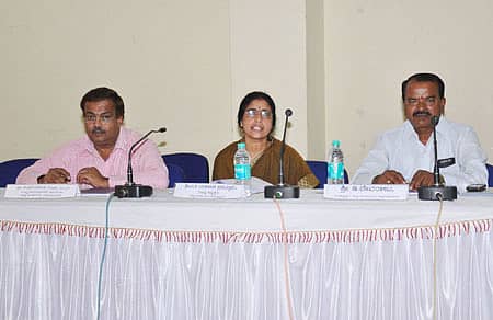 ಚಾಮರಾಜನಗರದ ಕೆಡಿಪಿ ಸಭಾಂಗಣದಲ್ಲಿ ಮಂಗಳವಾರ ನಡೆದ ಜಿಲ್ಲಾ ಪಂಚಾಯಿತಿಯ ಸಾಮಾನ್ಯ ಸಭೆಯಲ್ಲಿ ಅಧ್ಯಕ್ಷೆ ಯಶೋದಾ ಪ್ರಭುಸ್ವಾಮಿ ಮಾತನಾಡಿದರು. ಮುಖ್ಯ ಕಾರ್ಯ ನಿರ್ವಹಣಾಧಿಕಾರಿ ಡಾ.ಕೆ.ಎಚ್. ನರಸಿಂಹಮೂರ್ತಿ, ಉಪಾಧ್ಯಕ್ಷ ಡಿ. ದೇವರಾಜು ಹಾಜರಿದ್ದರು.